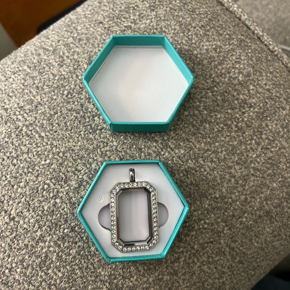 NEW! Origami Owl Silver Heritage Living Locket with Rhinestones - Picture 3 of 4